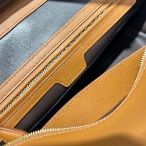THE ROW Astra Bowling handbag shoulder underarm baguette tote in polished saddle leather - 图片 6