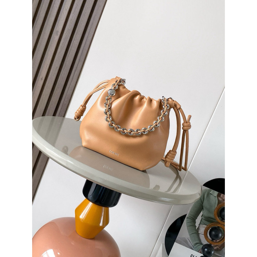 ph-11134201-820l5-mpa9bwzka6ma09.jpg Loewe flamenco drawstring elbow bucket handbag slouchy evening party cosmetic clutch - 图片 1