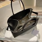 The Row Margaux 15 large capacity shopper handbag in box leather with protective feet - 图片 3