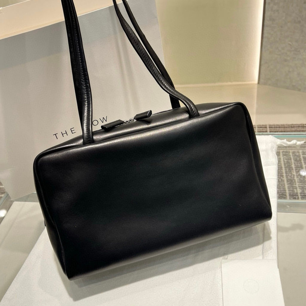 ph-11134201-820l7-mpa8u95ntvkb5f.jpg THE ROW Astra Bowling handbag shoulder underarm baguette tote in polished saddle leather - 图片 1