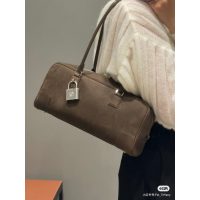 Loewe amazona 31 suede underarm baguette hobo bag gym bowling handbag with protective feet - 图片 5