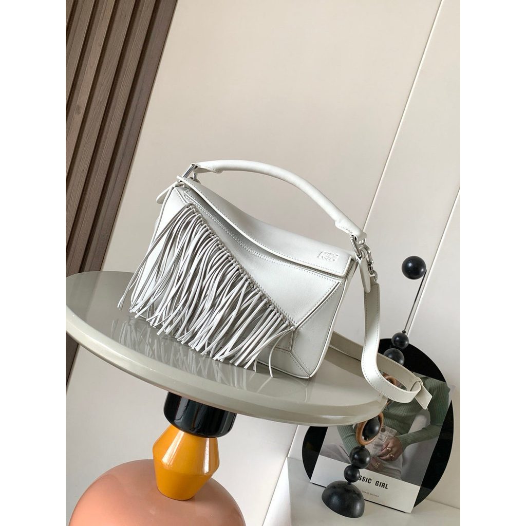 ph-11134201-820l7-mpa9fkts2jnw1f.jpg Loewe anagram fringed small puzzle handbag - 图片 1