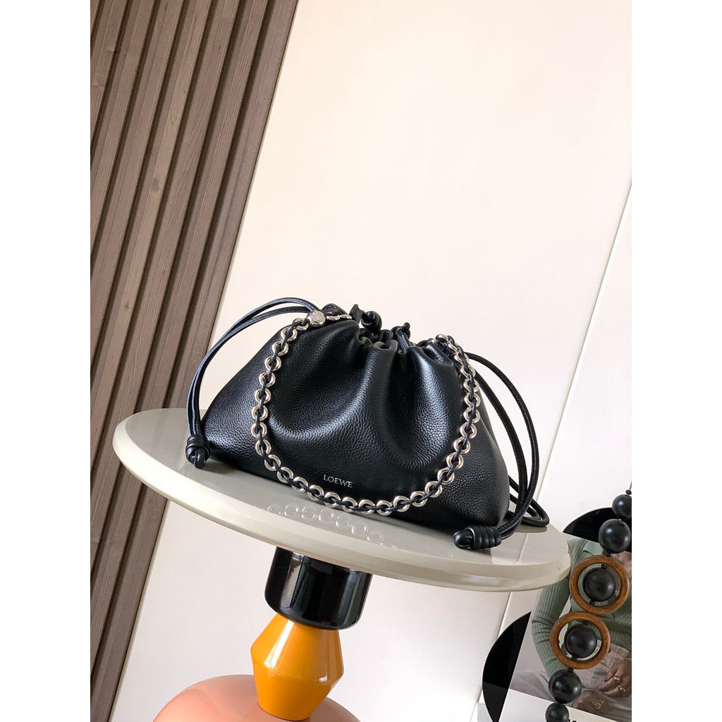 ph-11134201-820l8-mpa9ip5jkt8gfc.jpg Loewe flamenco cloudy drawstring cosmetic pouch upscale cocktail party clutch with donut chain - 图片 1
