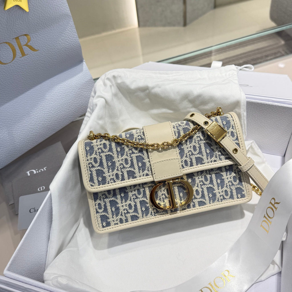 ph-11134201-820l9-mpa8w37qpamlf1.jpg Dior Montaigne 30 east-west sling chain crossbody flap messenger in jacquard fabric - 图片 1