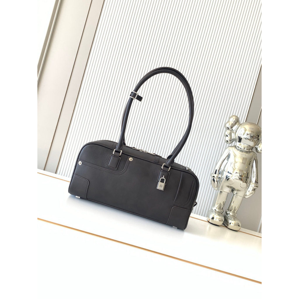 ph-11134201-820la-mpa99xumx8nj4b.jpg Loewe amazona 31 suede underarm baguette hobo bag gym bowling handbag with protective feet - 图片 1