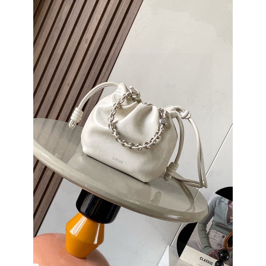 ph-11134201-820la-mpa9bwglm87596.jpg Loewe flamenco drawstring underarm bucket tote slouchy cocktail cosmetic pouch - 图片 1