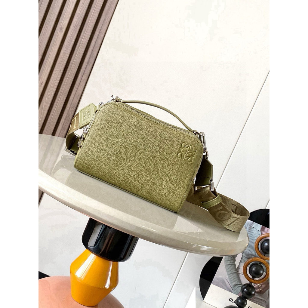 ph-11134201-820la-mpa9fq1uwgzw4f.jpg Loewe Mini double-zip Crossbody Camera smartphone Bag with jacquard wide strap - 图片 1