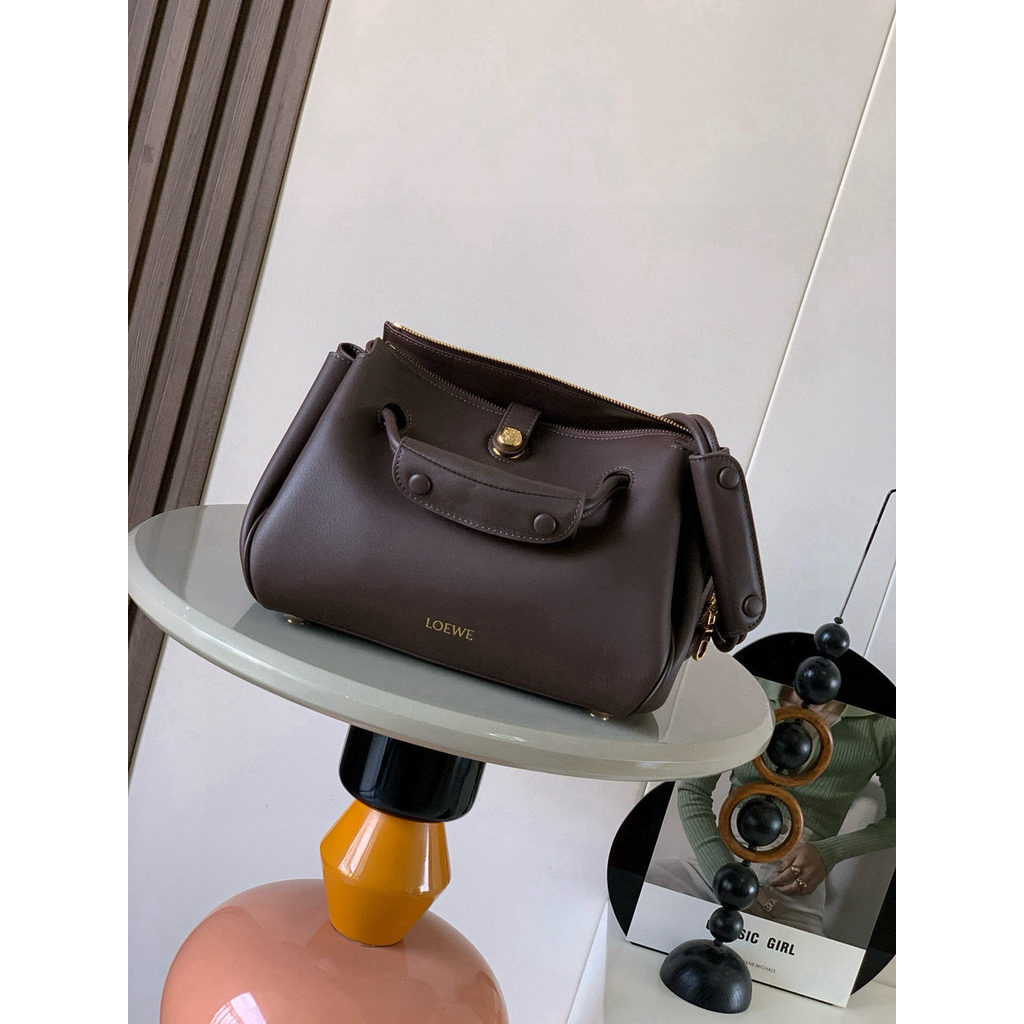 ph-11134201-820la-mpa9hn2g47pc6f.jpg small Loewe Madrid convertible shopping handbag shoulder underarm tote in trapeze shape - 图片 1