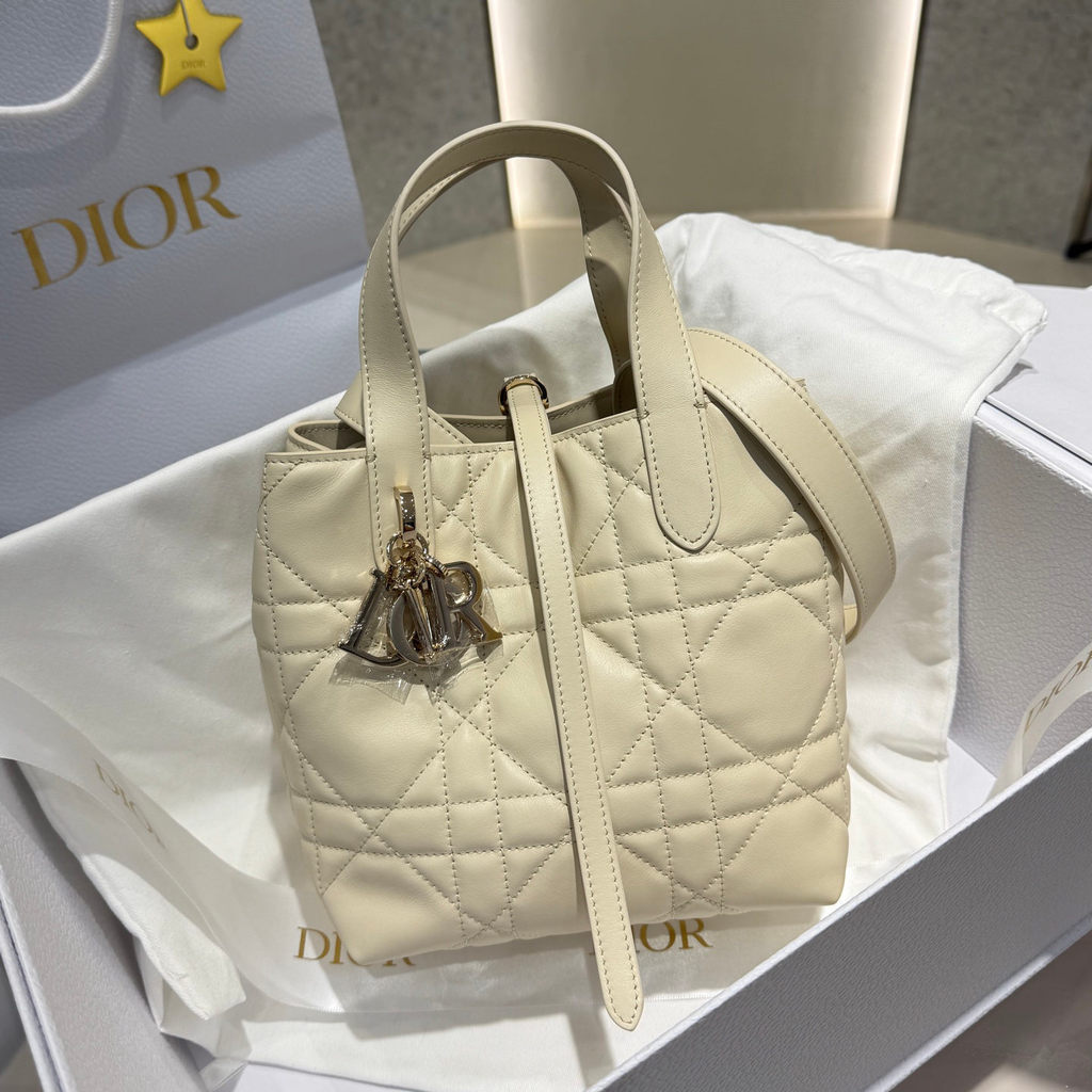 ph-11134201-820lc-mpa8v2o2lreo99.jpg Dior Small Toujours Vertical Tote Bag slouchy mini bucket handbag in quilted calfskin - 图片 1
