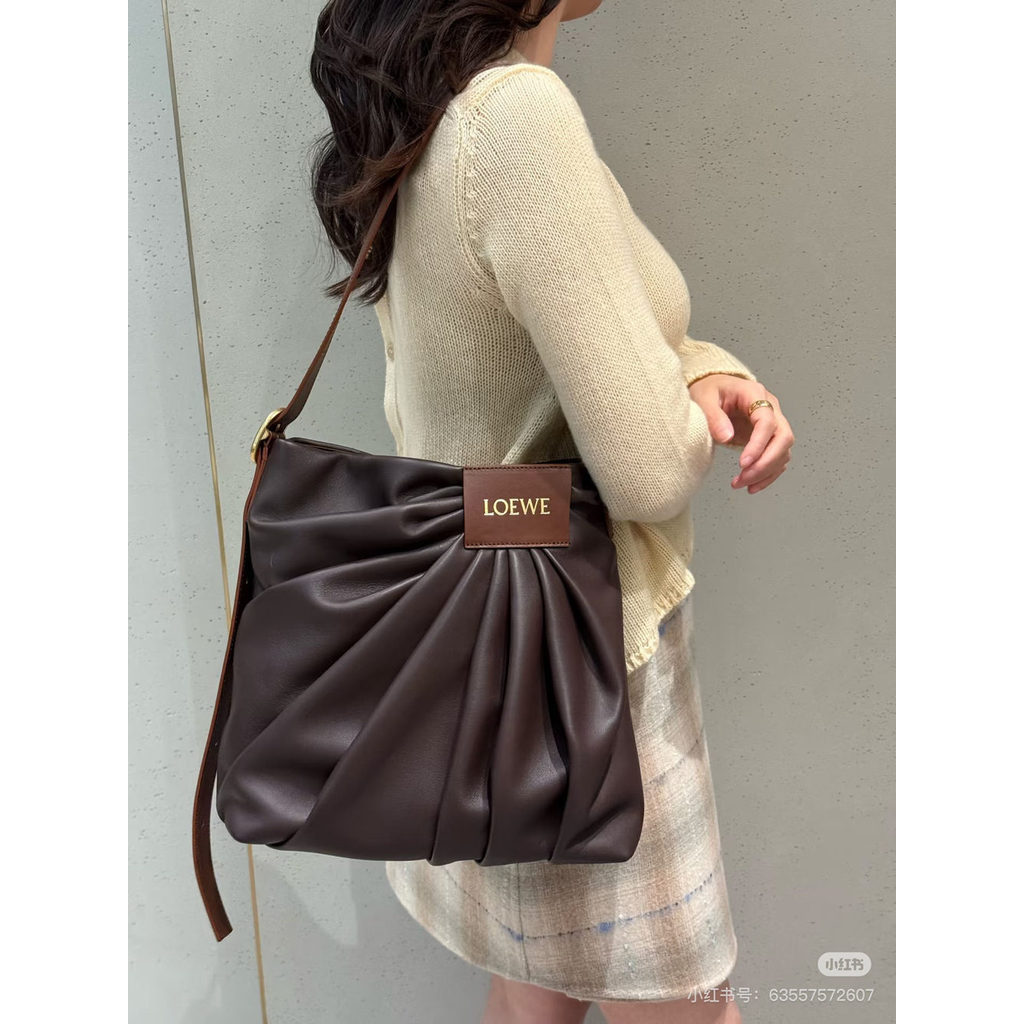 ph-11134201-820lc-mpa99rgbmbrj9e.jpg Loewe draped shoulder tote hottest vintage underarm hobo tote in lambskin - 图片 1