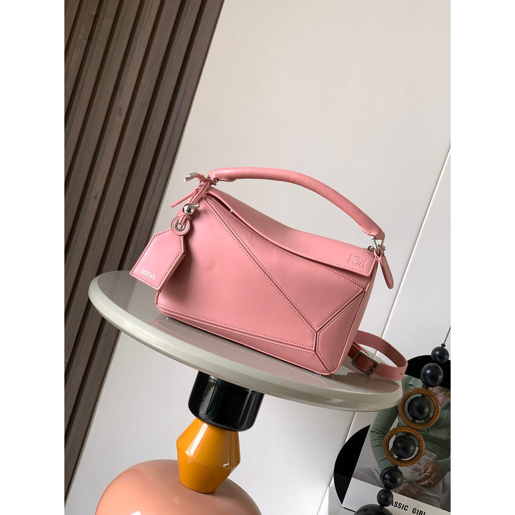 ph-11134201-820ld-mpa9fjq80iyp31.jpg dual size Loewe puzzle edge top-handle tote handbag in rich pink with protective bar - 图片 1