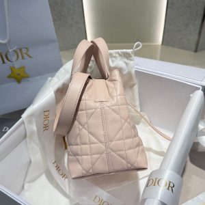 Dior Small Toujours Vertical Tote Bag slouchy mini bucket handbag in quilted calfskin - 图片 4