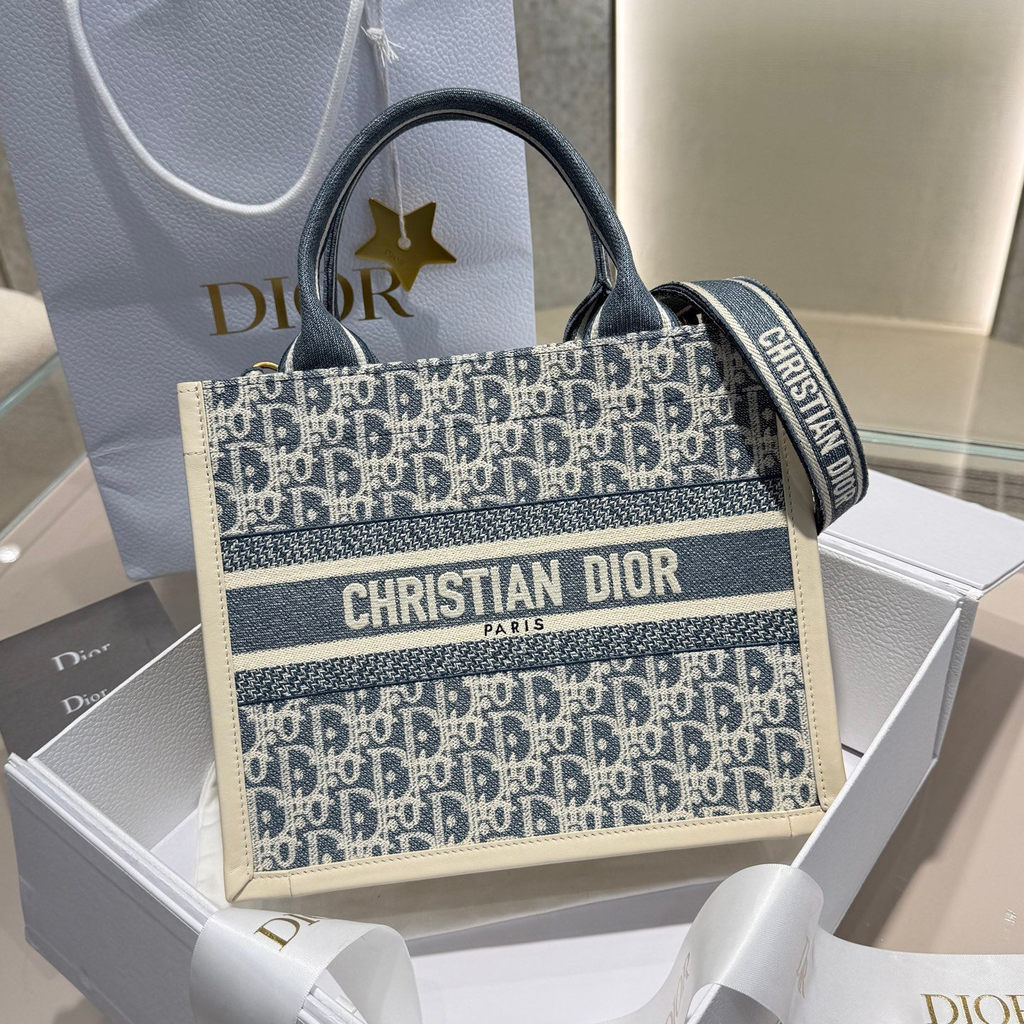 ph-11134201-820le-mpa8v54oehhp0f.jpg Dior jacquard small booktote travel boarding cabin luggage handbag full boutique inclusion - 图片 1
