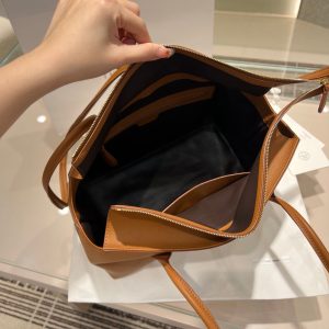 THE ROW Astra Bowling handbag shoulder underarm baguette tote in polished saddle leather - 图片 4