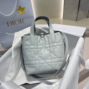 Dior Small Toujours Vertical Tote Bag slouchy mini bucket handbag in quilted calfskin - 图片 7