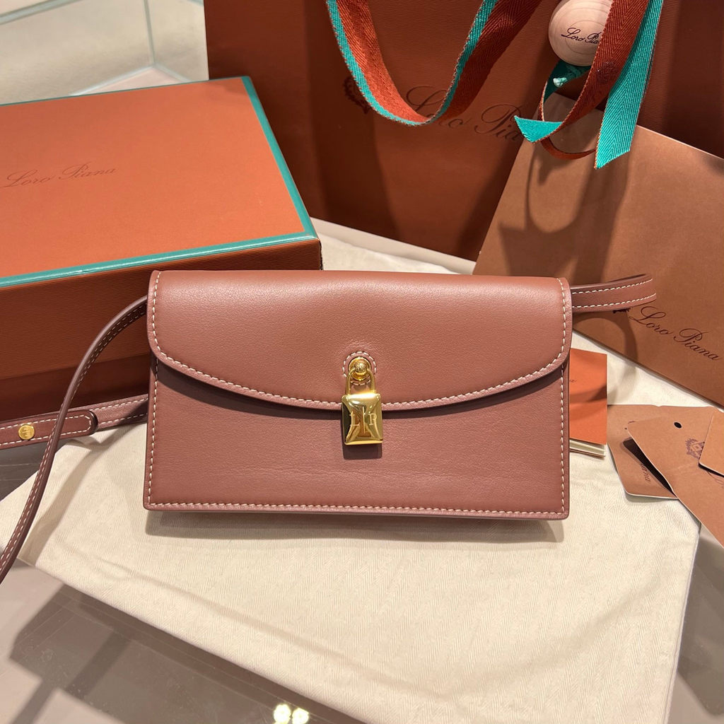 ph-11134201-820lg-mpa8sbz1lfrfcc.jpg Loro Piana Extra Pochette envelope-style smartphone sling crossbody with padlock closure - 图片 1