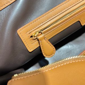 THE ROW Astra Bowling handbag shoulder underarm baguette tote in polished saddle leather - 图片 5