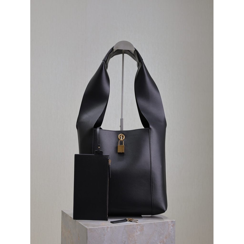 ph-11134201-820lg-mpa8wzvrcnb5cd.jpg YSL soft shoulder hobo tote with detatched card pouch - 图片 1