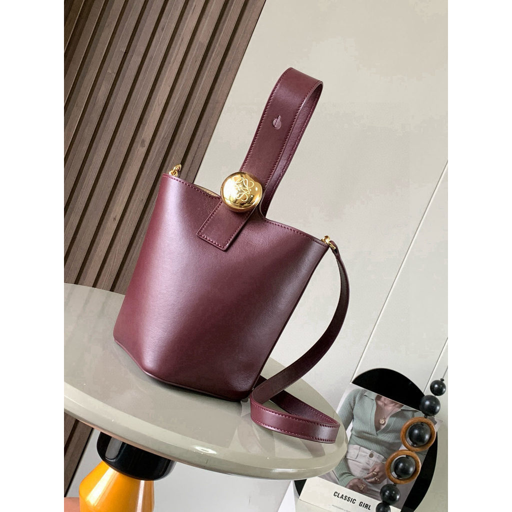 ph-11134201-820lg-mpa9fegc98n485.jpg Loewe mini pebble bucket tote sling crossbody shoulder basket tote with adjustable handle - 图片 1