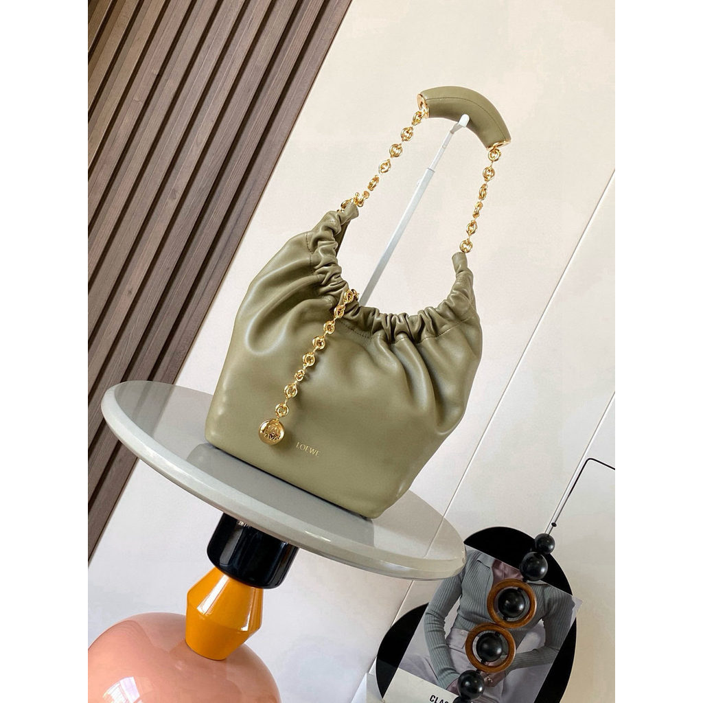 ph-11134201-820lg-mpa9ki0bmex7aa.jpg Loewe small squeeze ruched shoulder tote bag bucket handbag with signature donut chain - 图片 1