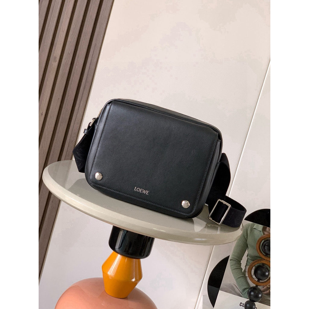 ph-11134201-820lh-mpa9aupq1rm4c0.jpg Loewe anagram pebble crossbody shoulder flap messenger small square camera bag - 图片 1
