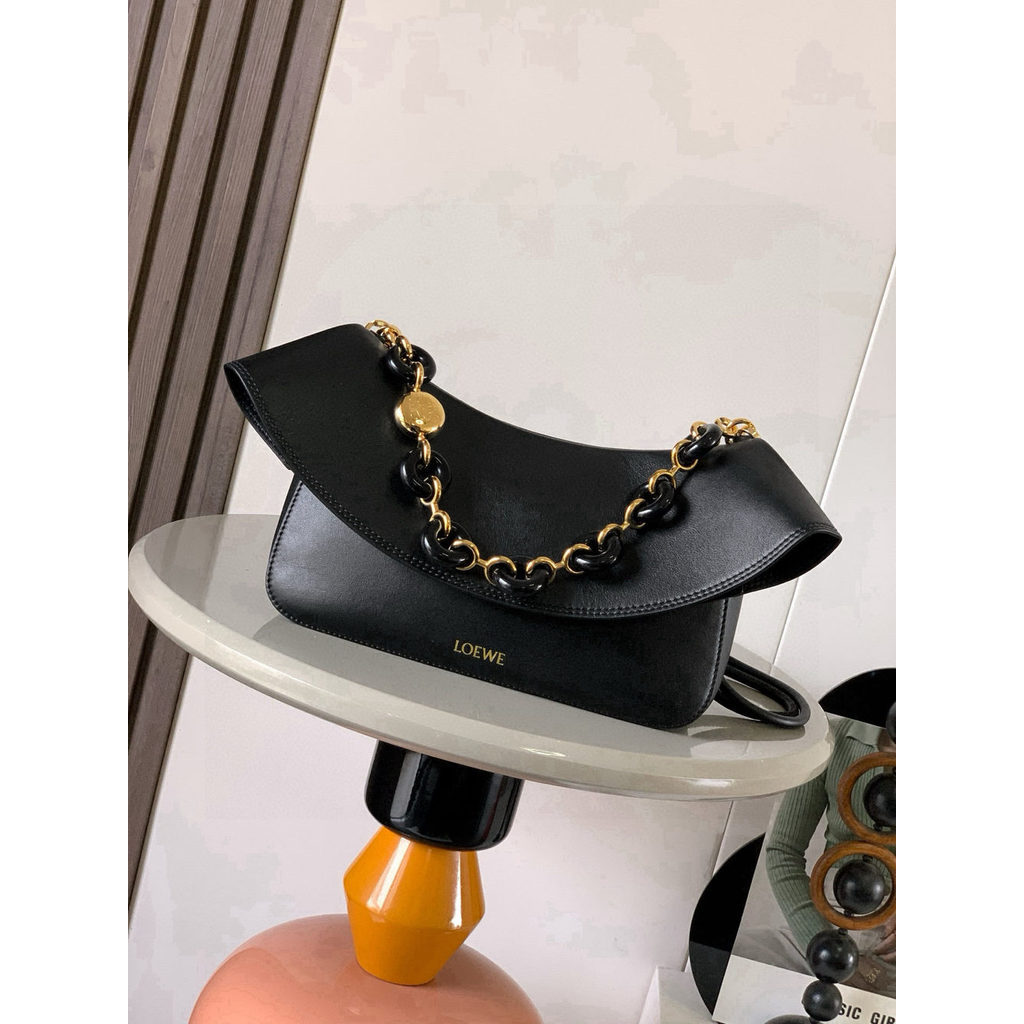 ph-11134201-820lh-mpa9cfoguf418d.jpg Loewe Ola shoulder underarm baguette delicate handy party pouch cosmetic clutch with donut chain - 图片 1