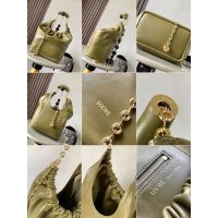 Loewe medium squeeze ruched shoulder tote bag with iconic donut chain - 图片 9