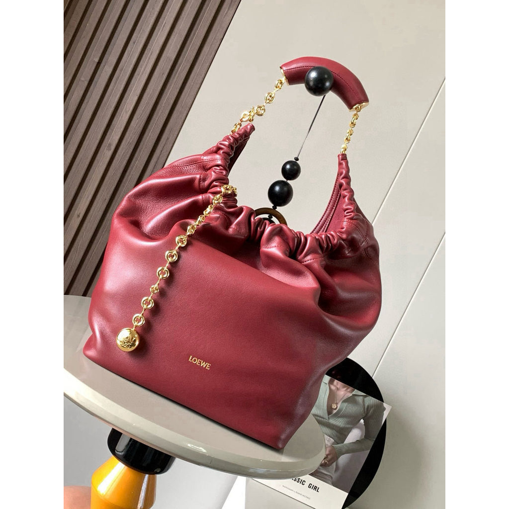 ph-11134201-820lh-mpa9jvd2c9al44.jpg Loewe medium squeeze ruched shoulder tote bag with iconic donut chain - 图片 1