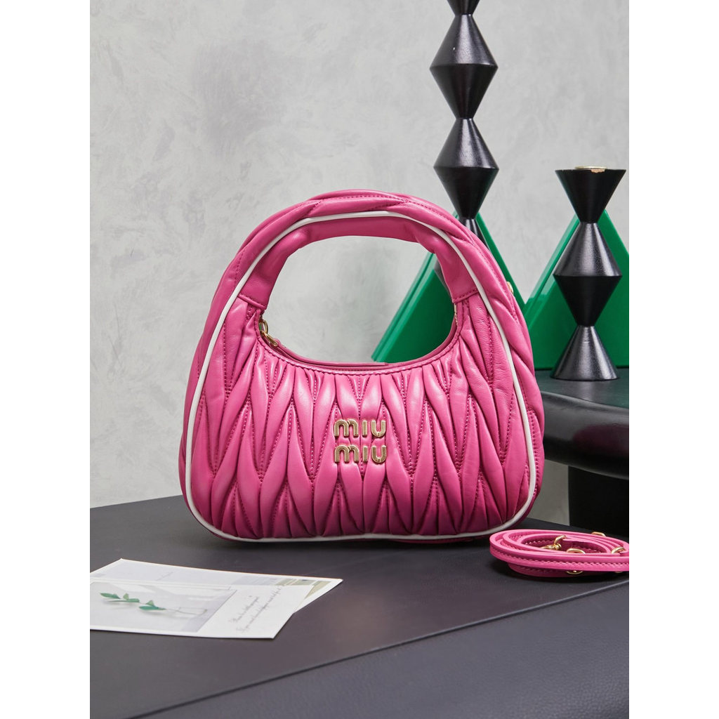 ph-11134201-820l4-mqspz86uv01t7e.jpg Miu miu matelasse wander half-moon hobo tote/crssobody shoulder bag - 图片 1