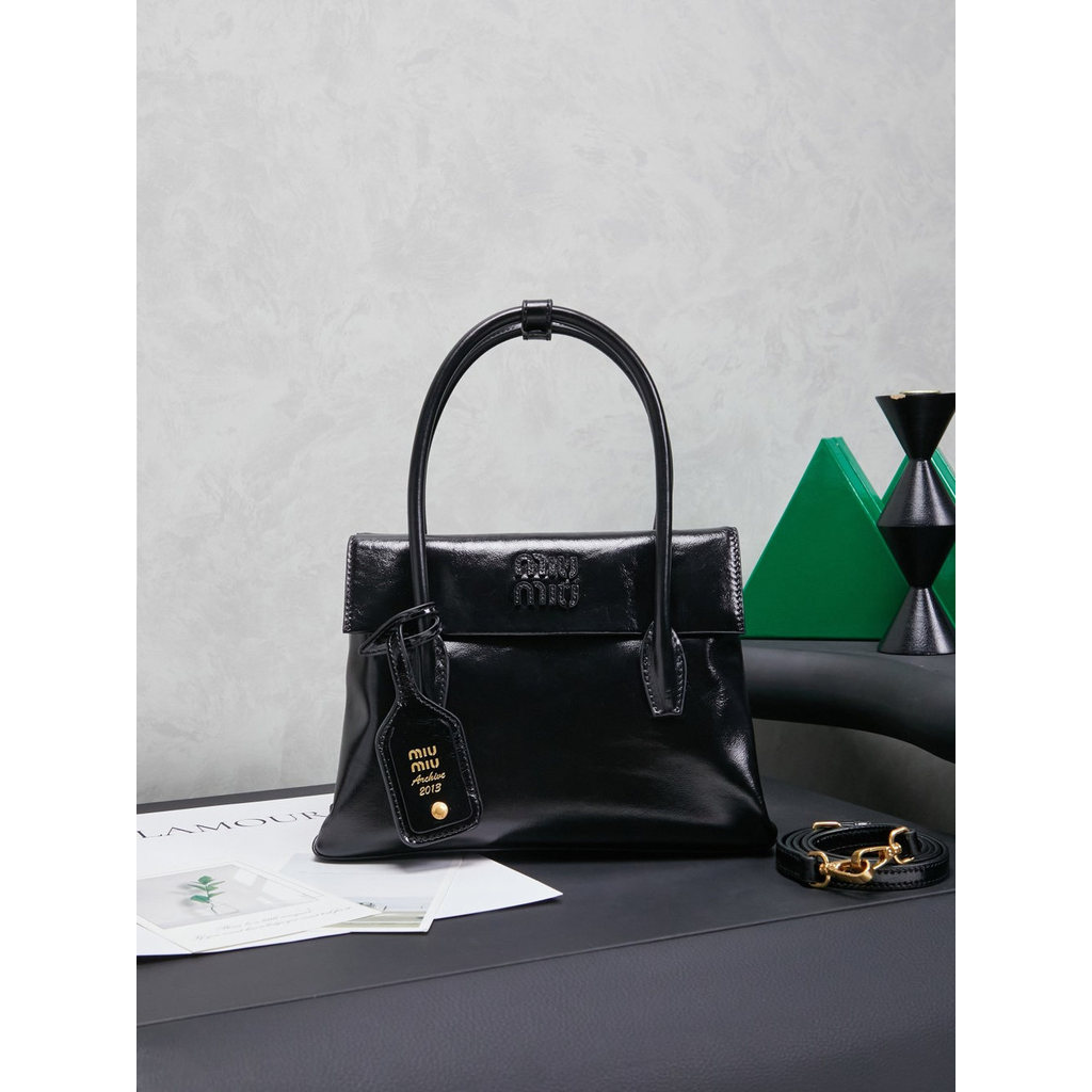 ph-11134201-820l4-mqsq00eze49712.jpg small Vintage Miu miu women's shopper handbag/shoulder leather tote with plaque charm - 图片 1