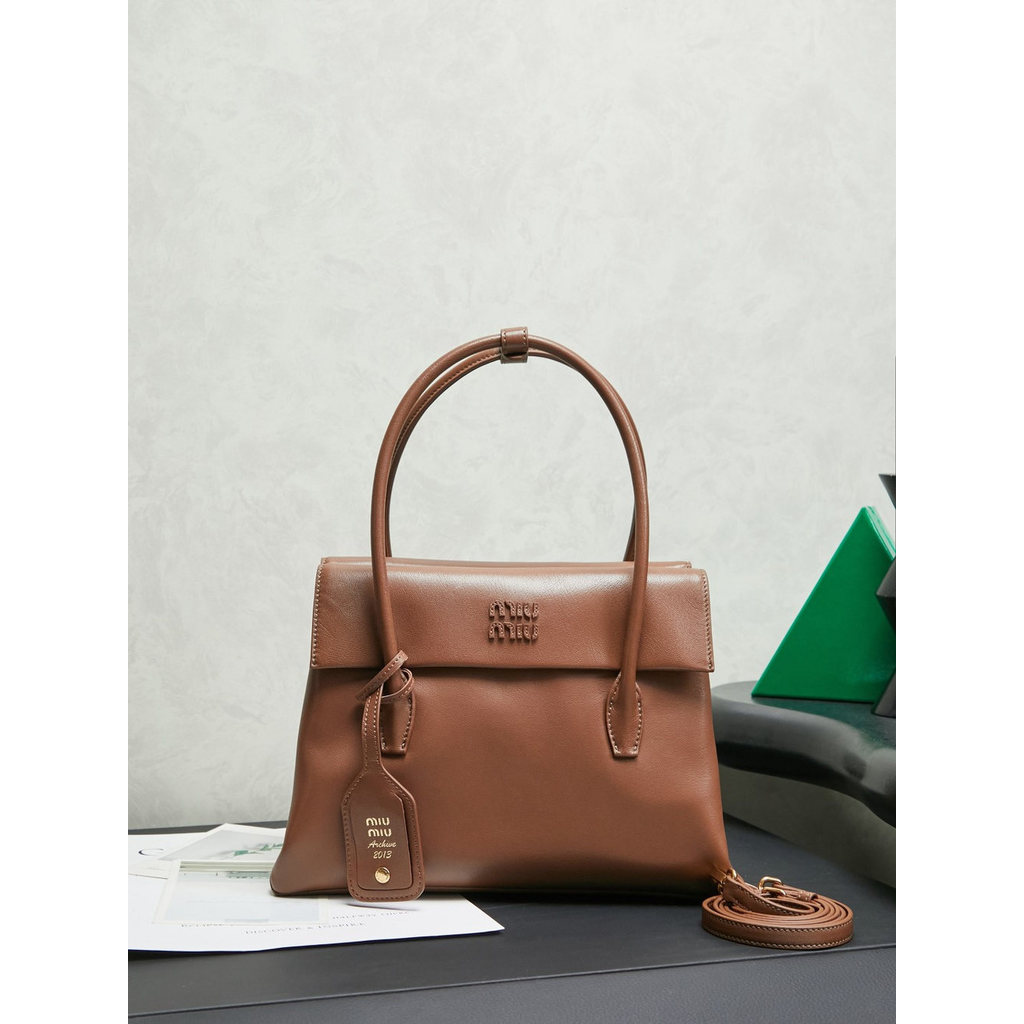ph-11134201-820l5-mqsq060kbawz8c.jpg large original Miu miu women's shopper handbag/shoulder leather tote/magnetic closure - 图片 1