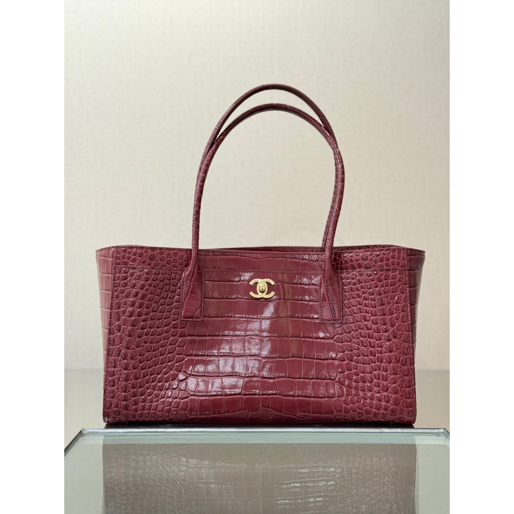 ph-11134201-820l6-mqsrg829evij65.jpg Chanel burgundy Small Shopping Tote in croco-effect calfskin