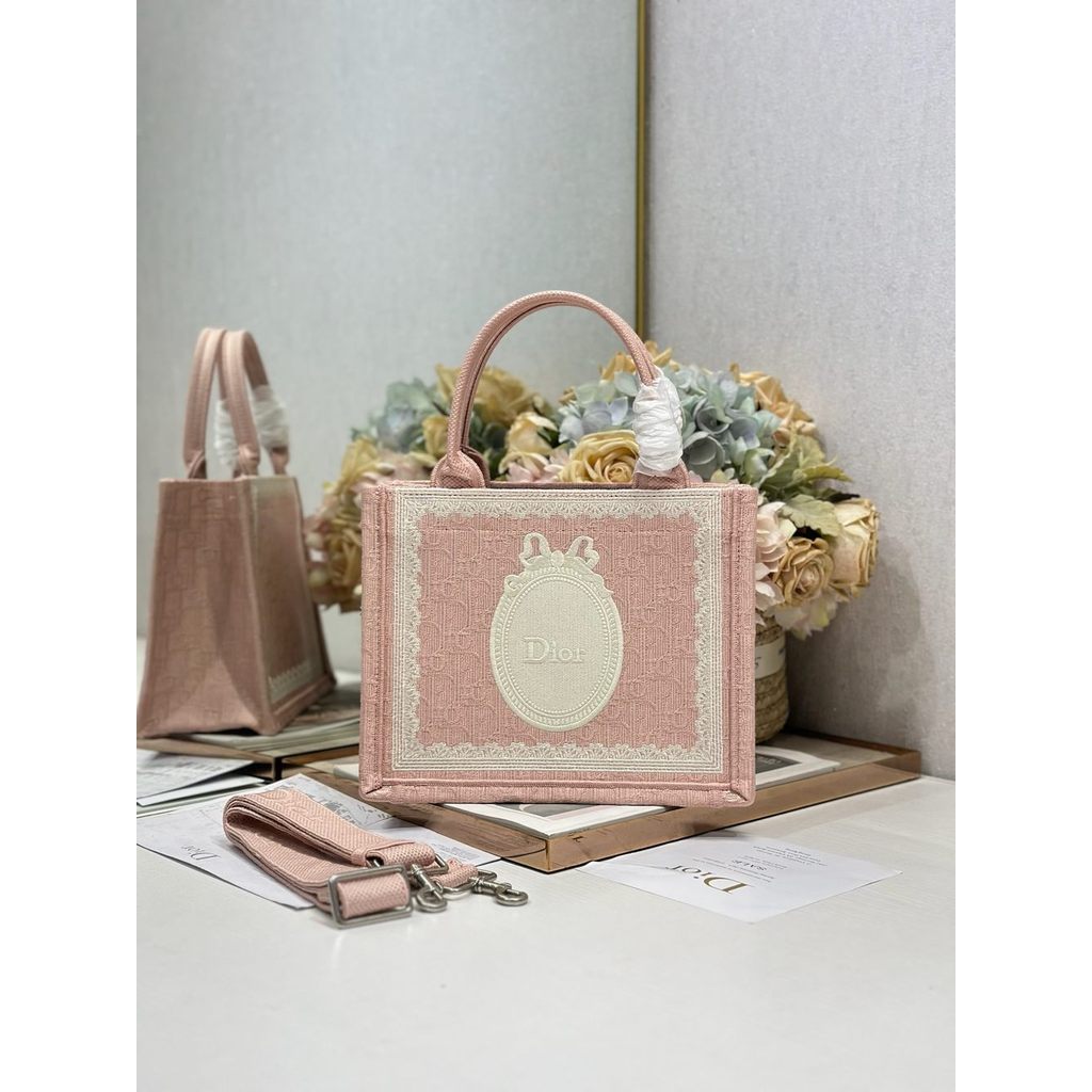 ph-11134201-820l7-mqsqq12ts0sr16.jpg three sizes Dior holiday resort beach tote/boarding carryall handbag full set inclusion - 图片 1