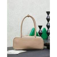 Bowling-style Miu miu east-west handbag/shoulder underarm baguette hobo in calfskin - 图片 6