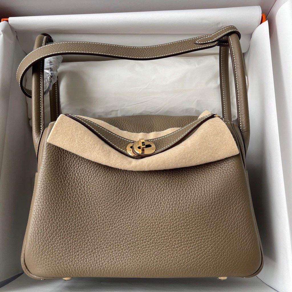ph-11134201-820l8-mqsodzynpq8da5.jpg togo Hermes etaupe lindy 26 shoulder tote bag GHW-full handmade/boutique inclusion