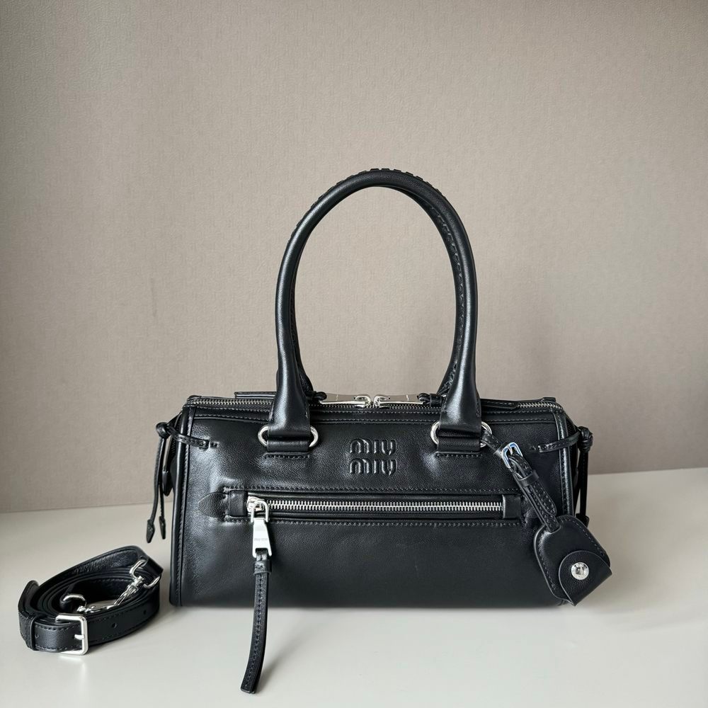 ph-11134201-820l8-mqsqv17mf9j4eb.jpg calfskin Miu miu barrel-shaped shopper handbag with removeable strap - 图片 1