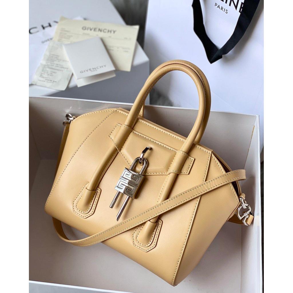ph-11134201-820l9-mqsp2c1nndohf5.jpg Givenchy Antignoa solid tiny shopper handbag crossbody shopping tote with padlock charm - 图片 1