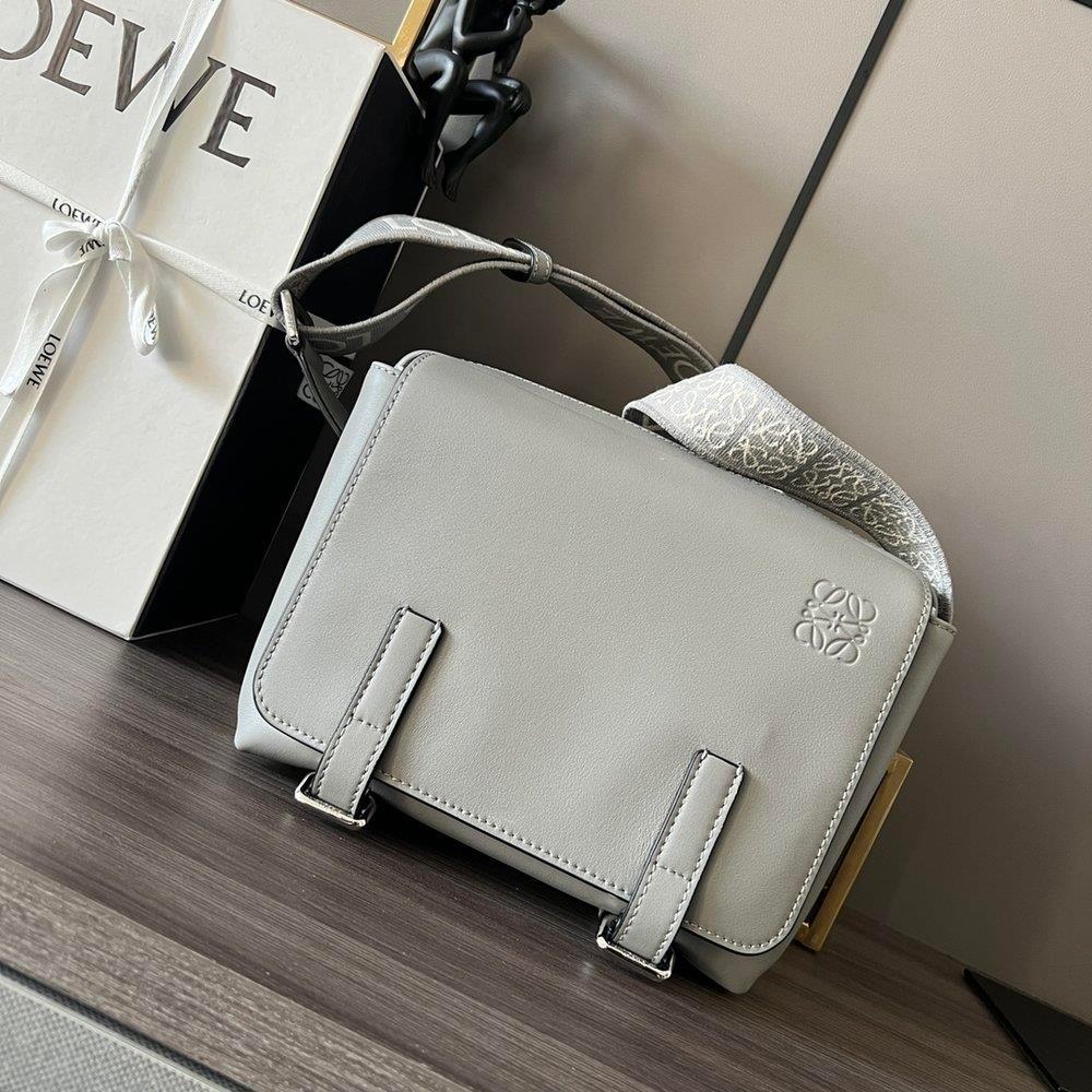 ph-11134201-820l9-mqsp6hra5gctb9.jpg Loewe neutral military messenger flap shoulder crossbody case camera bag with jacquard strap - 图片 1