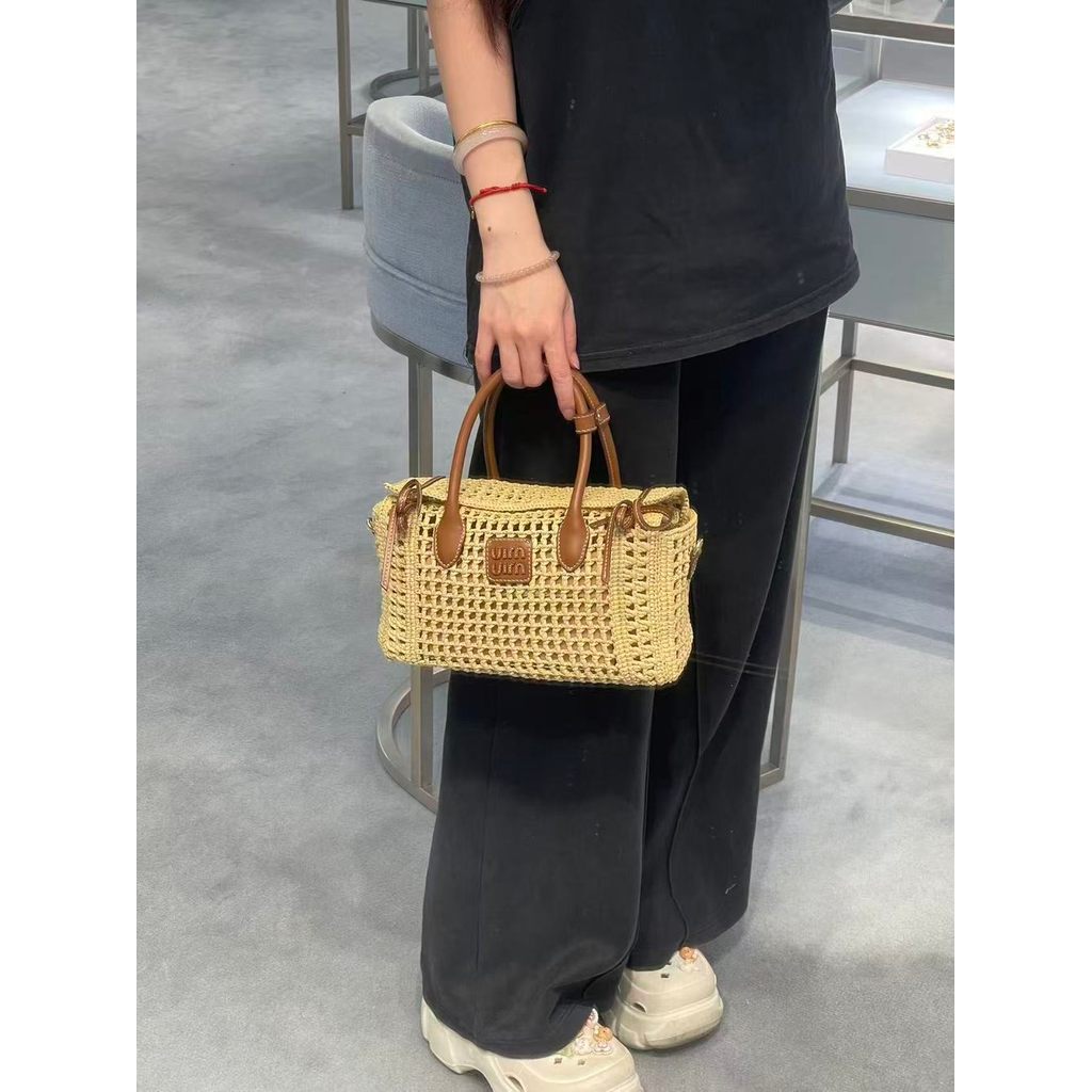 ph-11134201-820lb-mqsqujxen18h7b.jpg raffia-woven Miu miu basket handbag/elegant open beach tote with leather trim - 图片 1