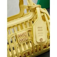 Small Women's laser-cut cage shopping handabg Miu miu resort beach tote with detachable clutch - 图片 4