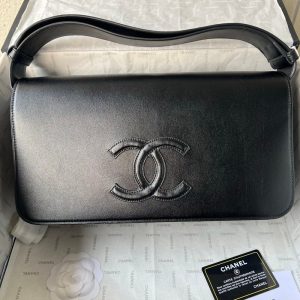 Chanel shoulder Messenger Flap Bag-Black Lambskin Stitched CC Logo