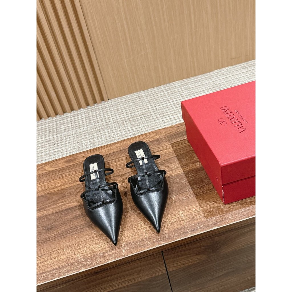 ph-11134201-820ld-mqspvozil2ww2e.jpg Valentino pointed flat sandal slipper outdoor slide mules half drag shoes designer shoes size35-40 - 图片 1