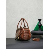 Small Women's laser-cut cage shopping handabg Miu miu resort beach tote with detachable clutch - 图片 7