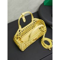 Small Women's laser-cut cage shopping handabg Miu miu resort beach tote with detachable clutch - 图片 6