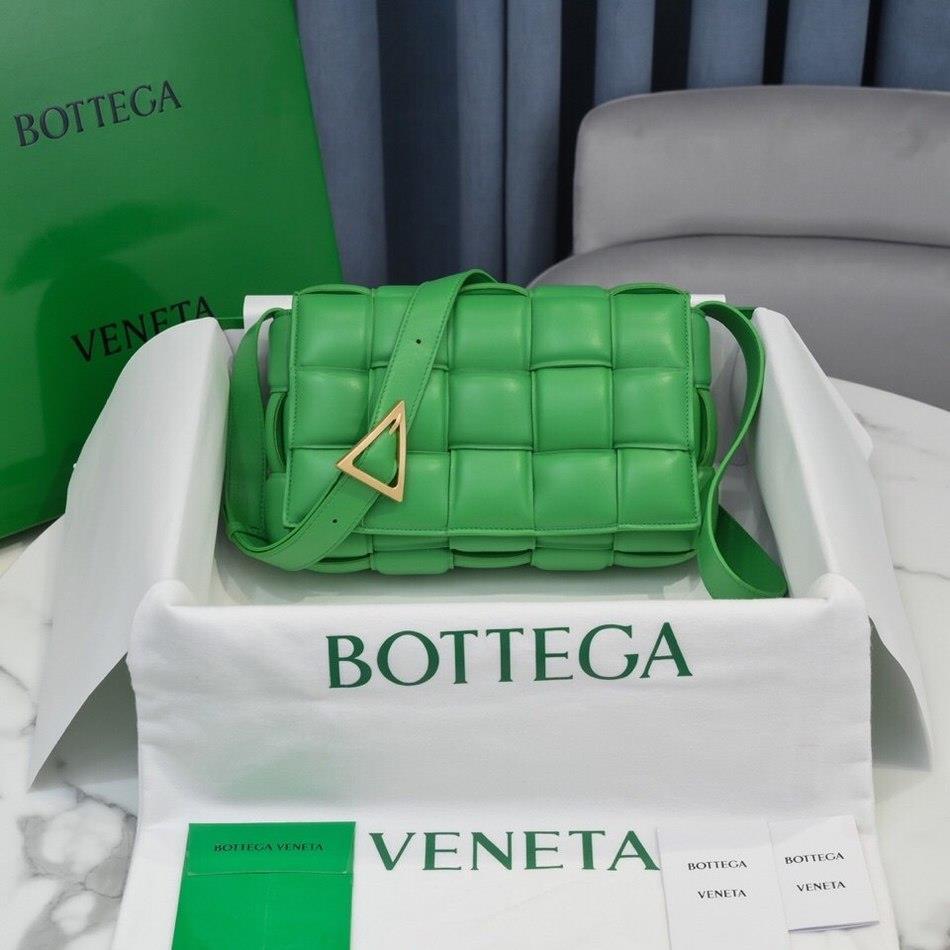 ph-11134201-820lh-mqsp4b5oxqf62c.jpg Bottega BV cassette padded cosmetic pouch clutch woven flap square messenger with magnetic closure - 图片 1