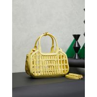 Small Women's laser-cut cage shopping handabg Miu miu resort beach tote with detachable clutch - 图片 3