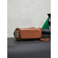 Small Women's laser-cut cage shopping handabg Miu miu resort beach tote with detachable clutch - 图片 8