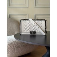 Vintage Chanel boy shoulder flap bag in caviar calfskin GHW