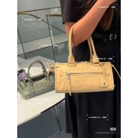 calfskin Miu miu barrel-shaped shopper handbag with removeable strap - 图片 5
